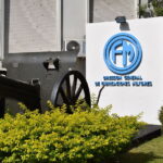 Cartel de la Dirección General de Fabricaciones Militares con un cañón de artillería histórico en primer plano