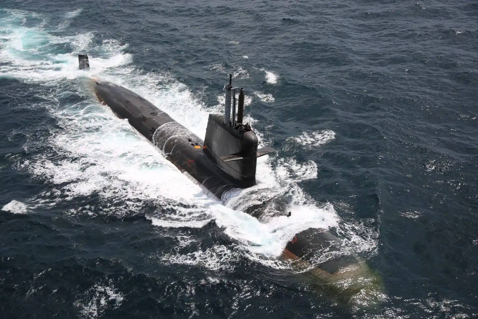 Submarino Scorpène en navegación de superficie, opción francesa de Naval Group para la Armada Argentina
