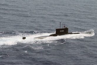 Submarino Tipo 209 en navegación de superficie, diseño base del 209NG ofertado a la Armada Argentina
