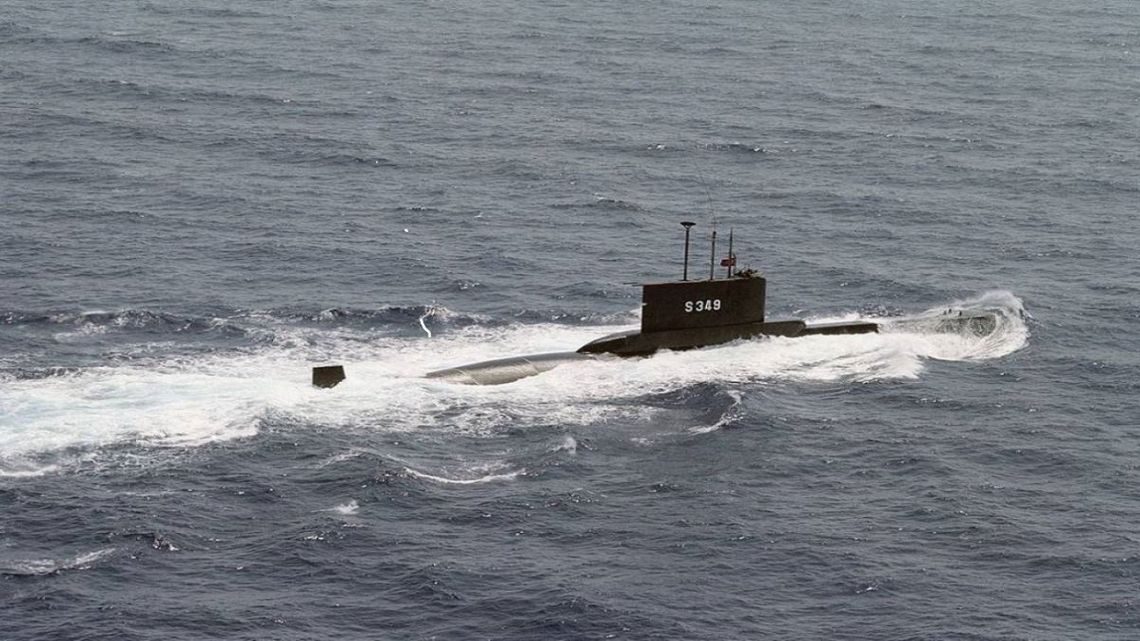 Submarino Tipo 209 en navegación de superficie, diseño base del 209NG ofertado a la Armada Argentina