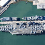 El portaaviones USS Theodore Roosevelt junto al buque anfibio peruano BAP Pisco en Pearl Harbor durante RIMPAC 2026