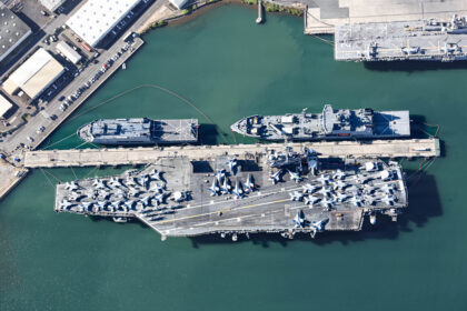 El portaaviones USS Theodore Roosevelt junto al buque anfibio peruano BAP Pisco en Pearl Harbor durante RIMPAC 2026