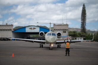 Embraer Legacy 600 FAH-001 de frente en la Base Aérea Hernán Acosta Mejía durante la venta del avión presidencial de Honduras.