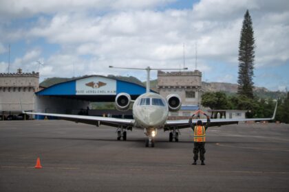 Embraer Legacy 600 FAH-001 de frente en la Base Aérea Hernán Acosta Mejía durante la venta del avión presidencial de Honduras.