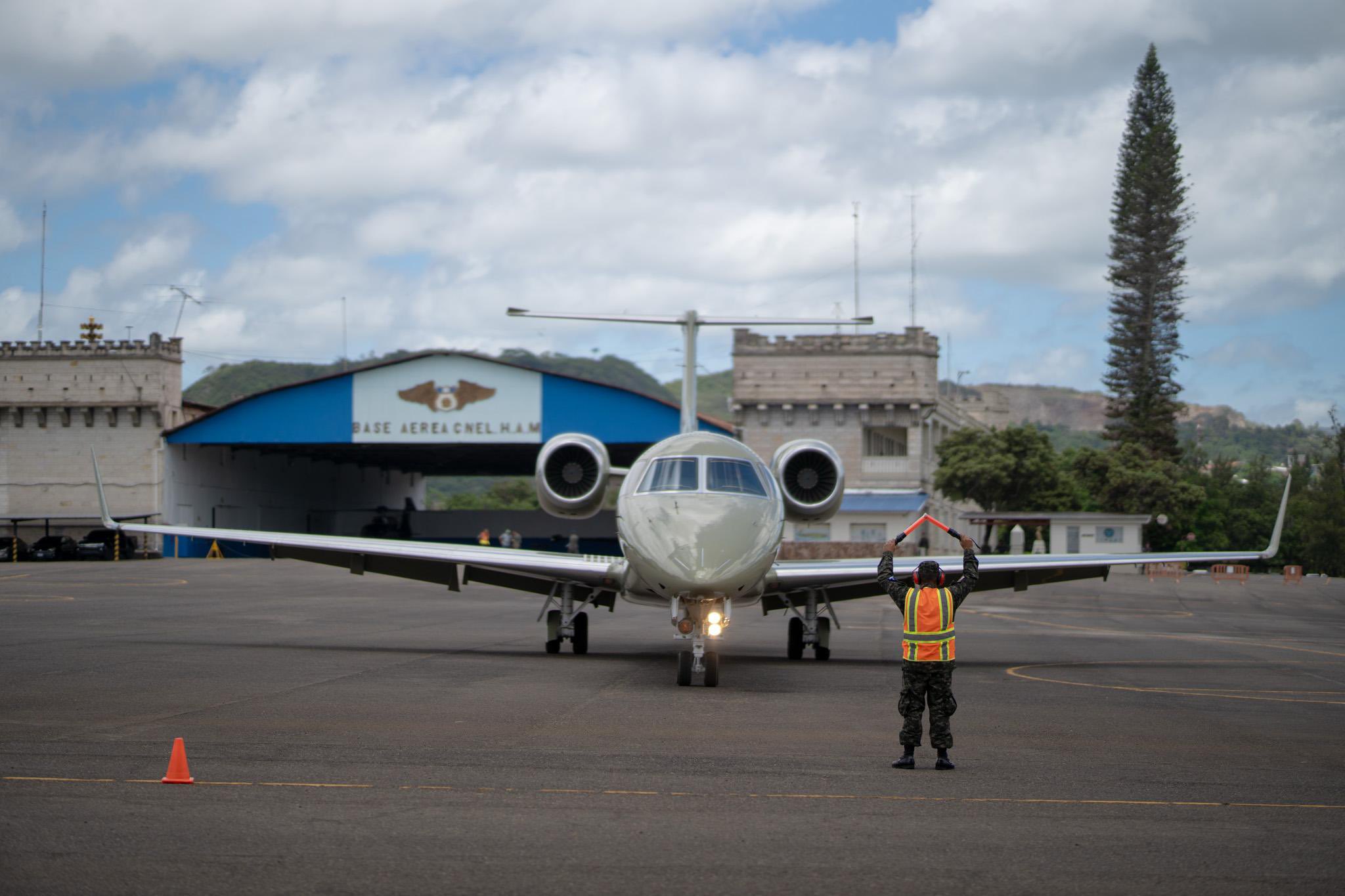Embraer Legacy 600 FAH-001 de frente en la Base Aérea Hernán Acosta Mejía durante la venta del avión presidencial de Honduras.