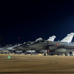 Cazas Rafale de la Fuerza Aérea India estacionados en línea de vuelo durante operaciones nocturnas