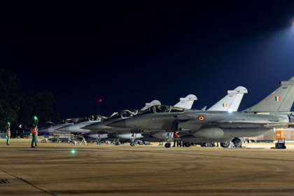 Cazas Rafale de la Fuerza Aérea India estacionados en línea de vuelo durante operaciones nocturnas