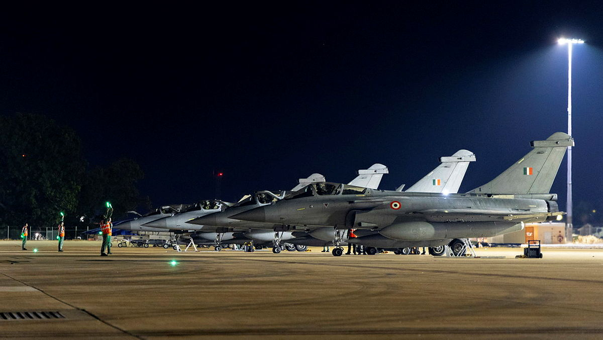 Cazas Rafale de la Fuerza Aérea India estacionados en línea de vuelo durante operaciones nocturnas