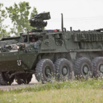 Vehículo blindado de ruedas Stryker 8x8 en desplazamiento por camino de tierra