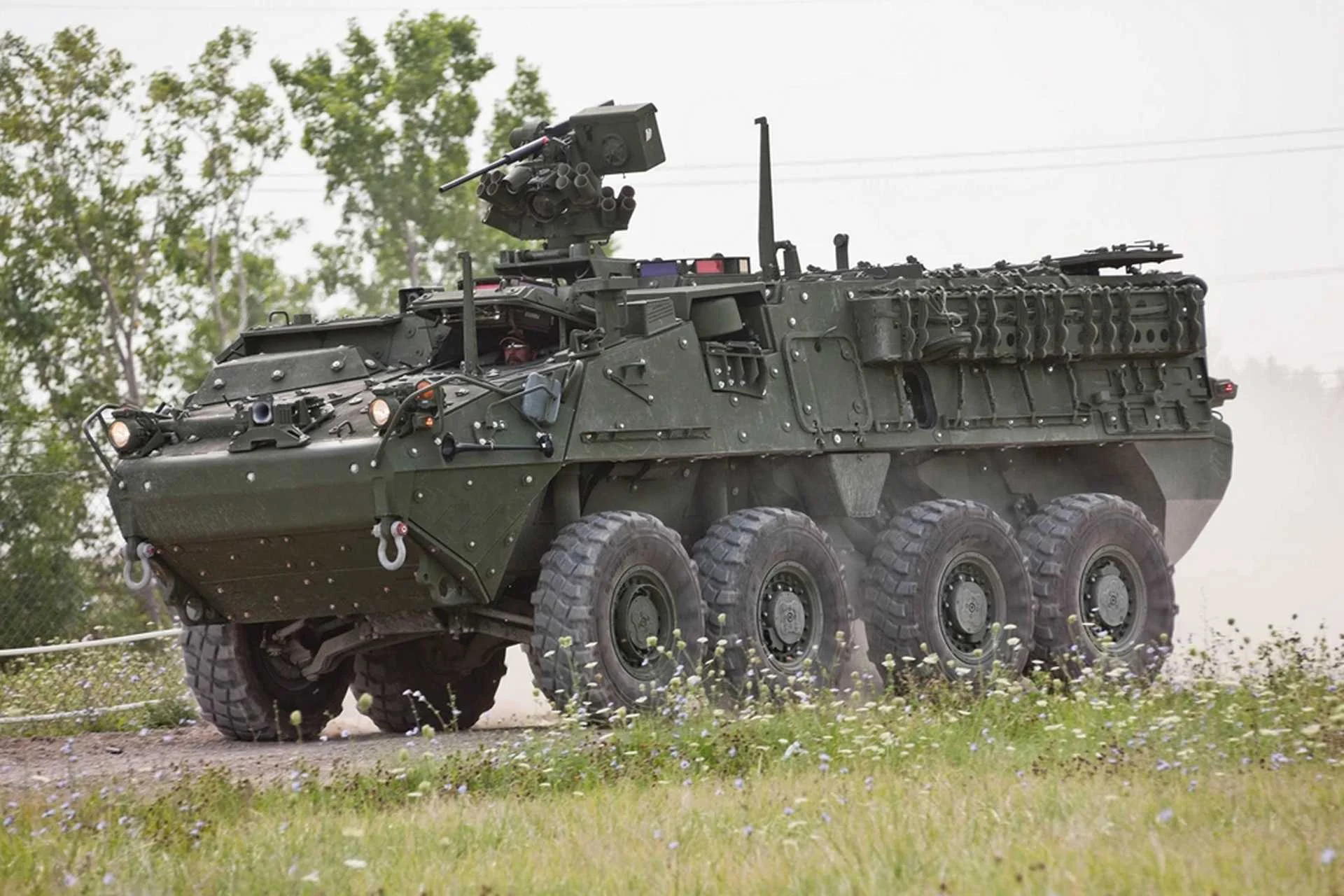Vehículo blindado de ruedas Stryker 8x8 en desplazamiento por camino de tierra