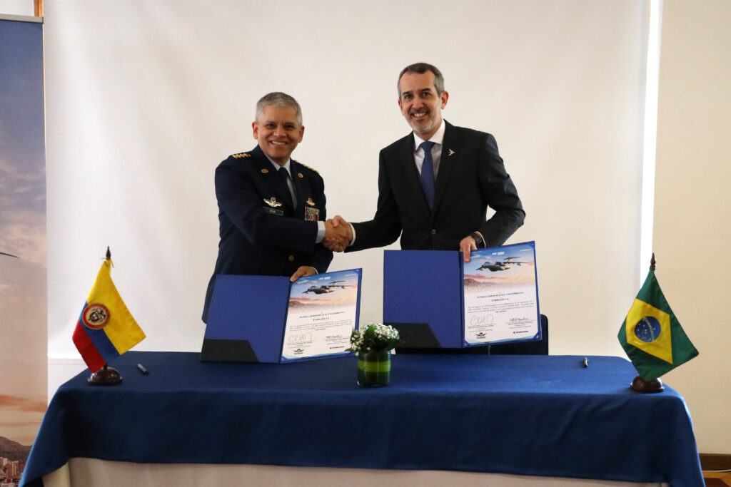 Firma del contrato por dos KC-390 entre el comandante de la Fuerza Aeroespacial Colombiana y el vicepresidente de Embraer Defensa y Seguridad