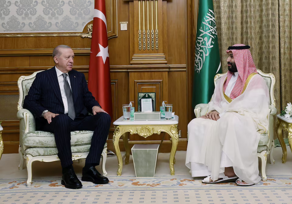 Recep Tayyip Erdogan y Mohammed bin Salman durante una reunión bilateral en Arabia Saudí