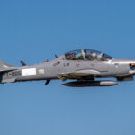 A-29 Super Tucano destinado a la Fuerza Aérea Uruguaya en vuelo con tanques externos