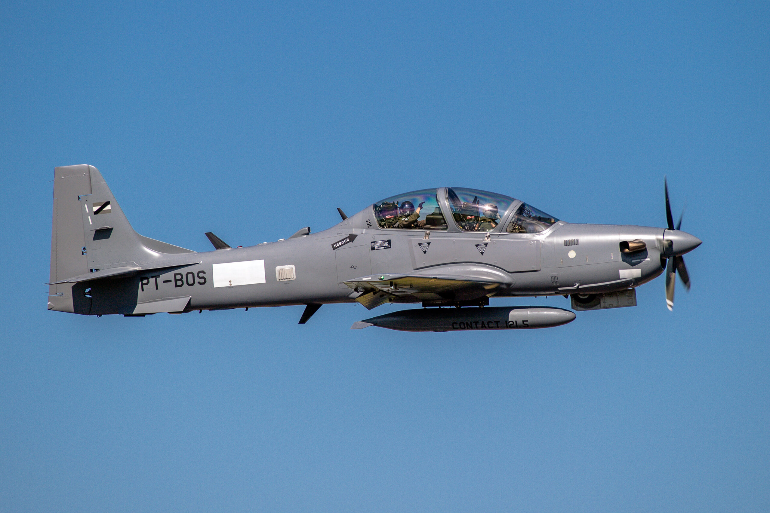 A-29 Super Tucano destinado a la Fuerza Aérea Uruguaya en vuelo con tanques externos