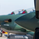 Detalle de las hélices Hartzell y el número 03 de un A-29B Super Tucano de la Fuerza Aérea Paraguaya estacionado en plataforma durante Salitre 2026