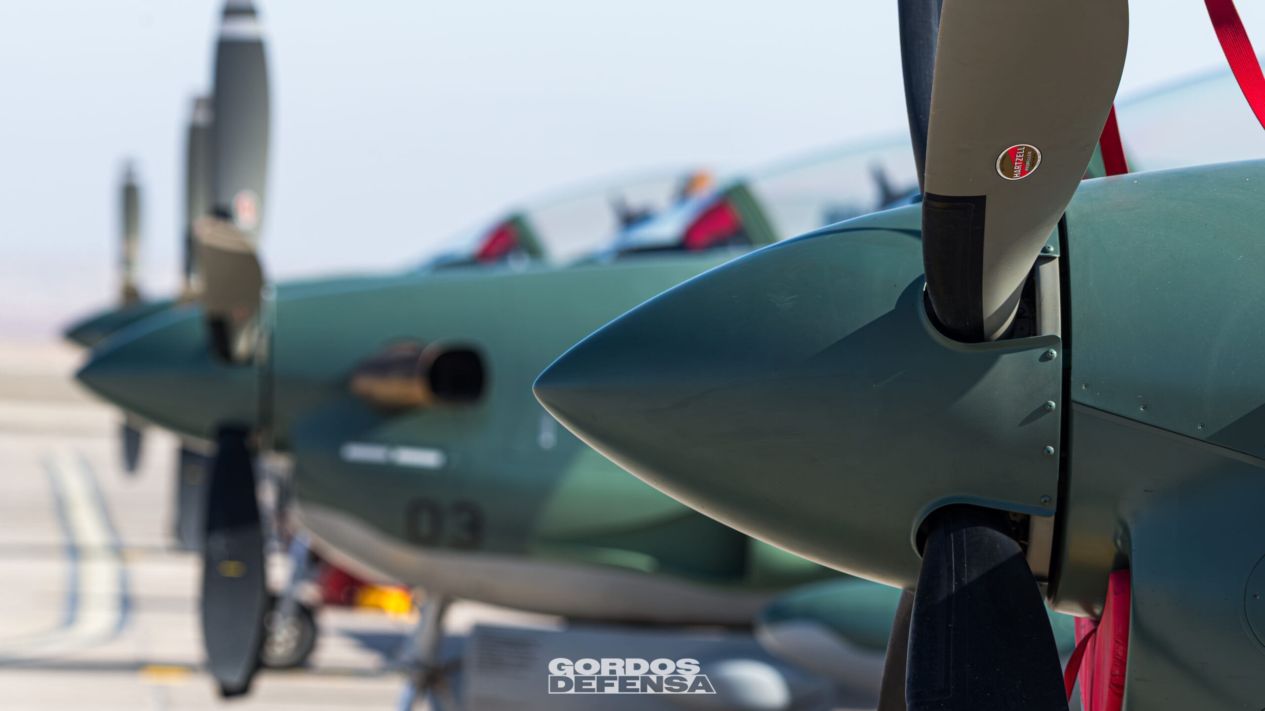 Detalle de las hélices Hartzell y el número 03 de un A-29B Super Tucano de la Fuerza Aérea Paraguaya estacionado en plataforma durante Salitre 2026