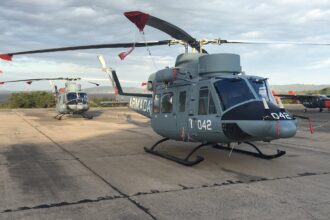 Helicópteros Agusta Bell AB412 numerales 042 y 041 de la Aviación Naval Uruguaya en rampa de la Base Aeronaval Capitán Curbelo