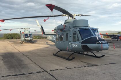 Helicópteros Agusta Bell AB412 numerales 042 y 041 de la Aviación Naval Uruguaya en rampa de la Base Aeronaval Capitán Curbelo