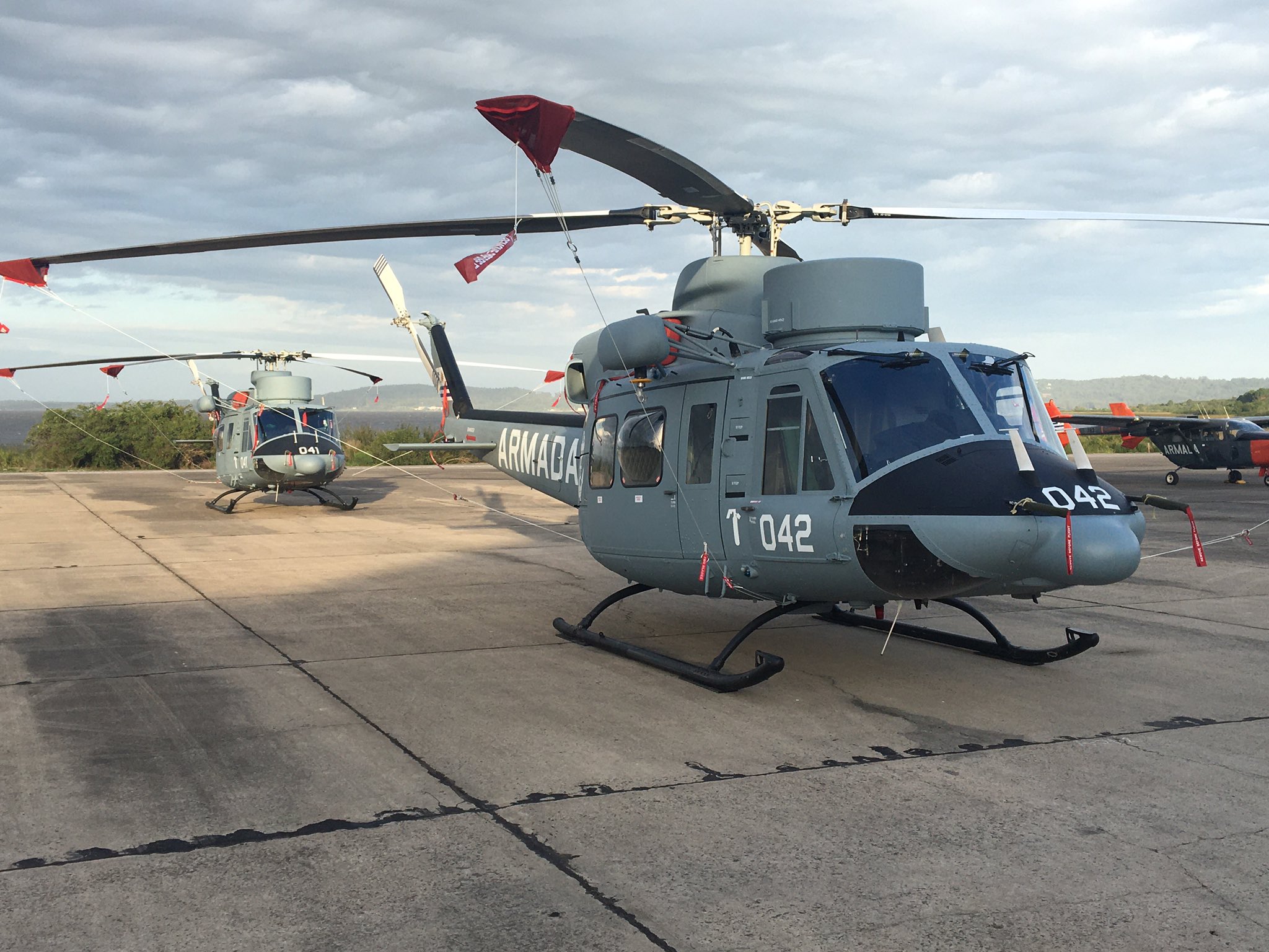 Helicópteros Agusta Bell AB412 numerales 042 y 041 de la Aviación Naval Uruguaya en rampa de la Base Aeronaval Capitán Curbelo