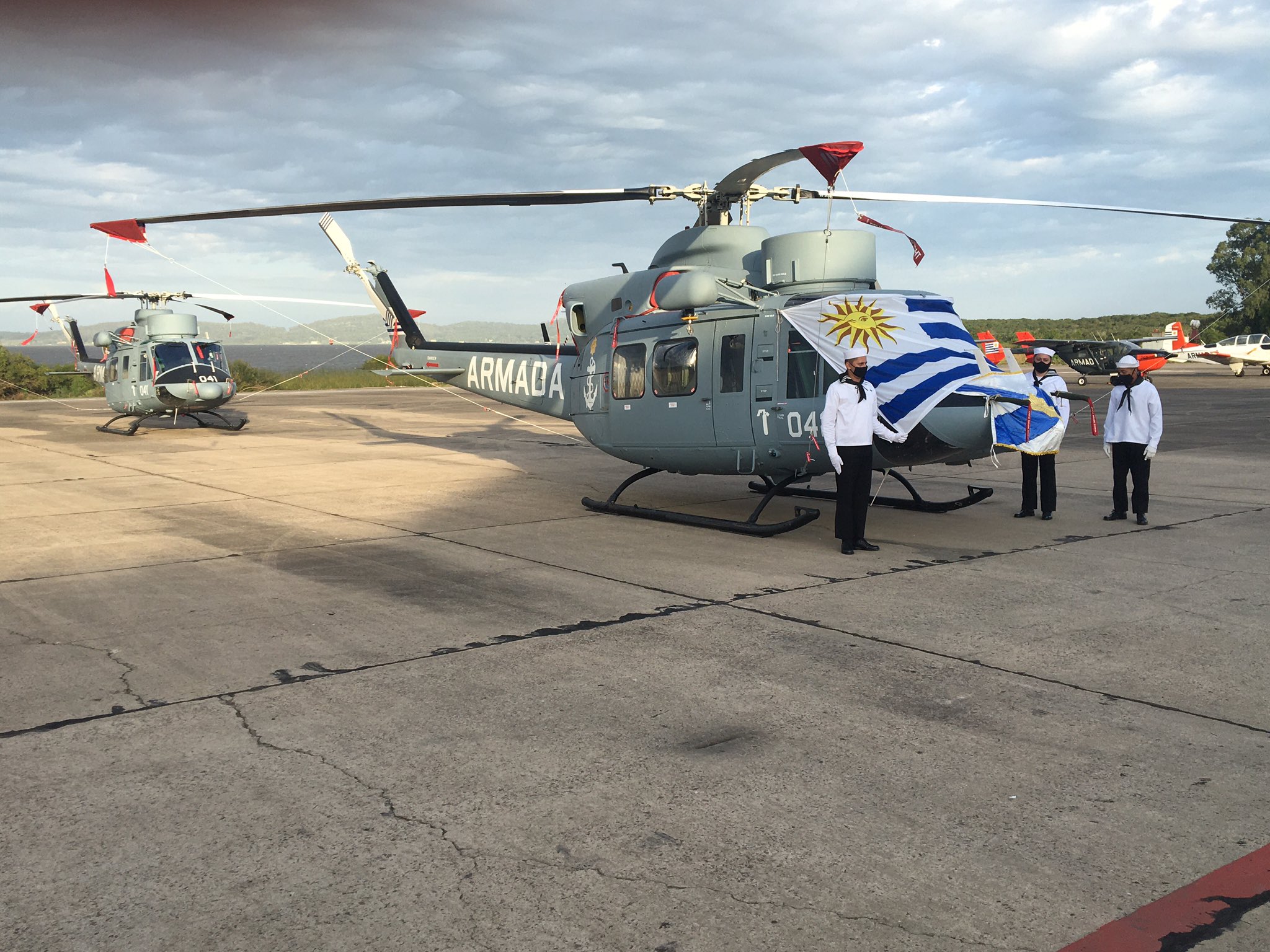 Dos helicópteros Agusta Bell AB412 de la Aviación Naval Uruguaya en formación durante un acto oficial en la Base Aeronaval Capitán Curbelo