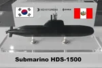 Maqueta del submarino HDS-1500 con los logos de HD Hyundai y SIMA y las banderas de Corea del Sur y Perú