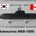 Maqueta del submarino HDS-1500 con los logos de HD Hyundai y SIMA y las banderas de Corea del Sur y Perú