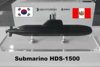 Maqueta del submarino HDS-1500 con los logos de HD Hyundai y SIMA y las banderas de Corea del Sur y Perú