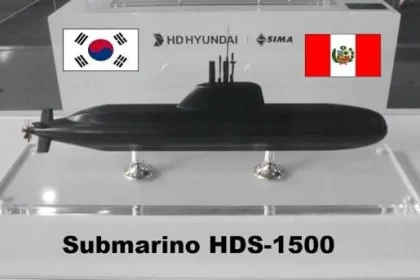 Maqueta del submarino HDS-1500 con los logos de HD Hyundai y SIMA y las banderas de Corea del Sur y Perú