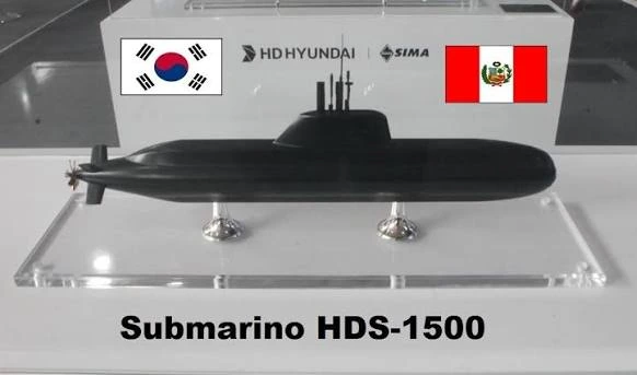 Maqueta del submarino HDS-1500 con los logos de HD Hyundai y SIMA y las banderas de Corea del Sur y Perú