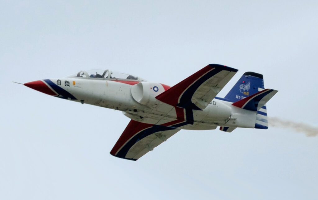 AT-3 Tzu Chung de la escuadrilla acrobática taiwanesa en vuelo sobre la base de Hualien