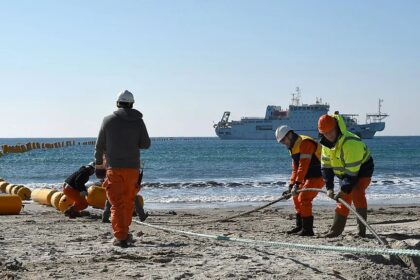 Buque tanque navegando frente a la costa de Perth, cerca de una zona de cables submarinos
