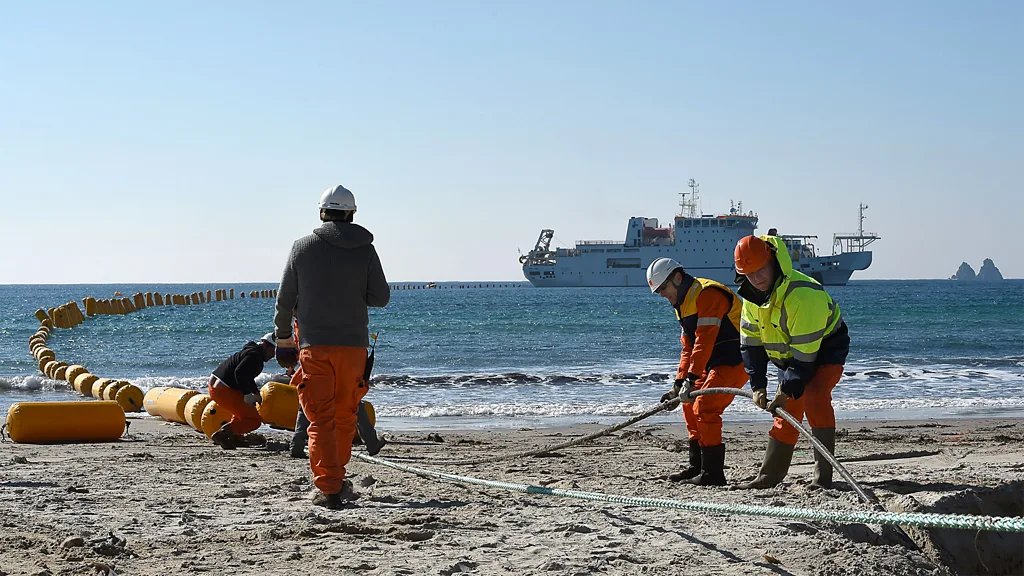 Buque tanque navegando frente a la costa de Perth, cerca de una zona de cables submarinos