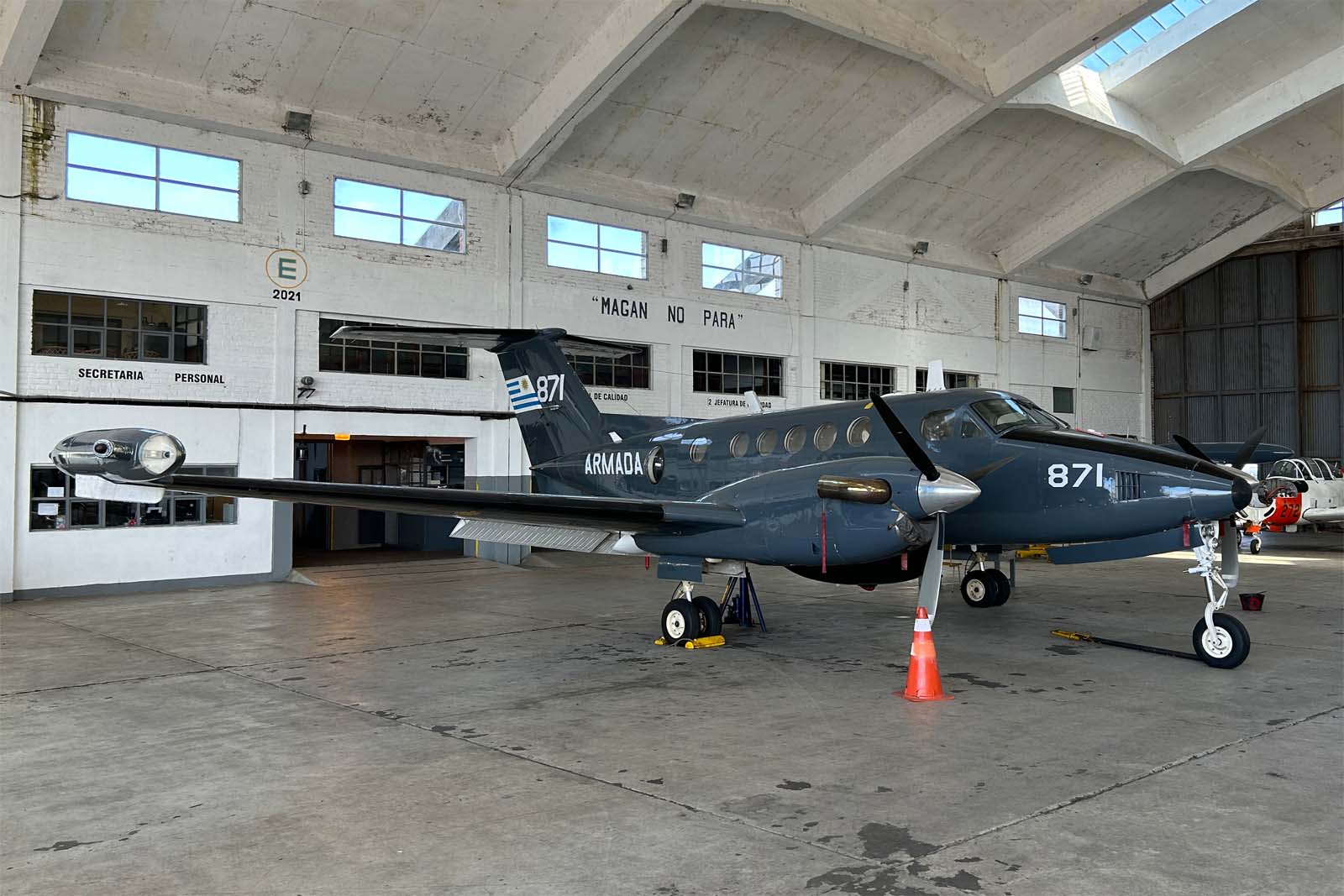 Beechcraft B200T Armada 871 de la Aviación Naval Uruguaya en hangar de la Base Aeronaval Capitán Curbelo
