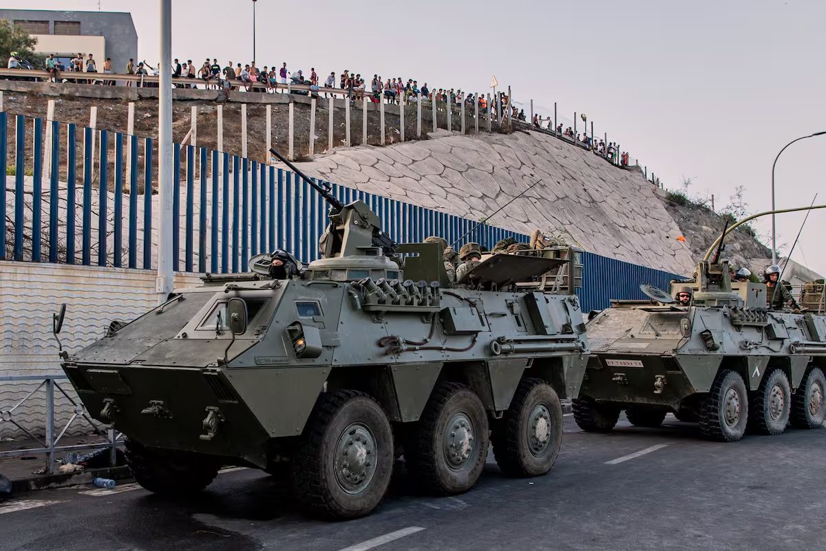 ehículos blindados 6x6 del Ejército español desplegados junto a la valla fronteriza de Ceuta