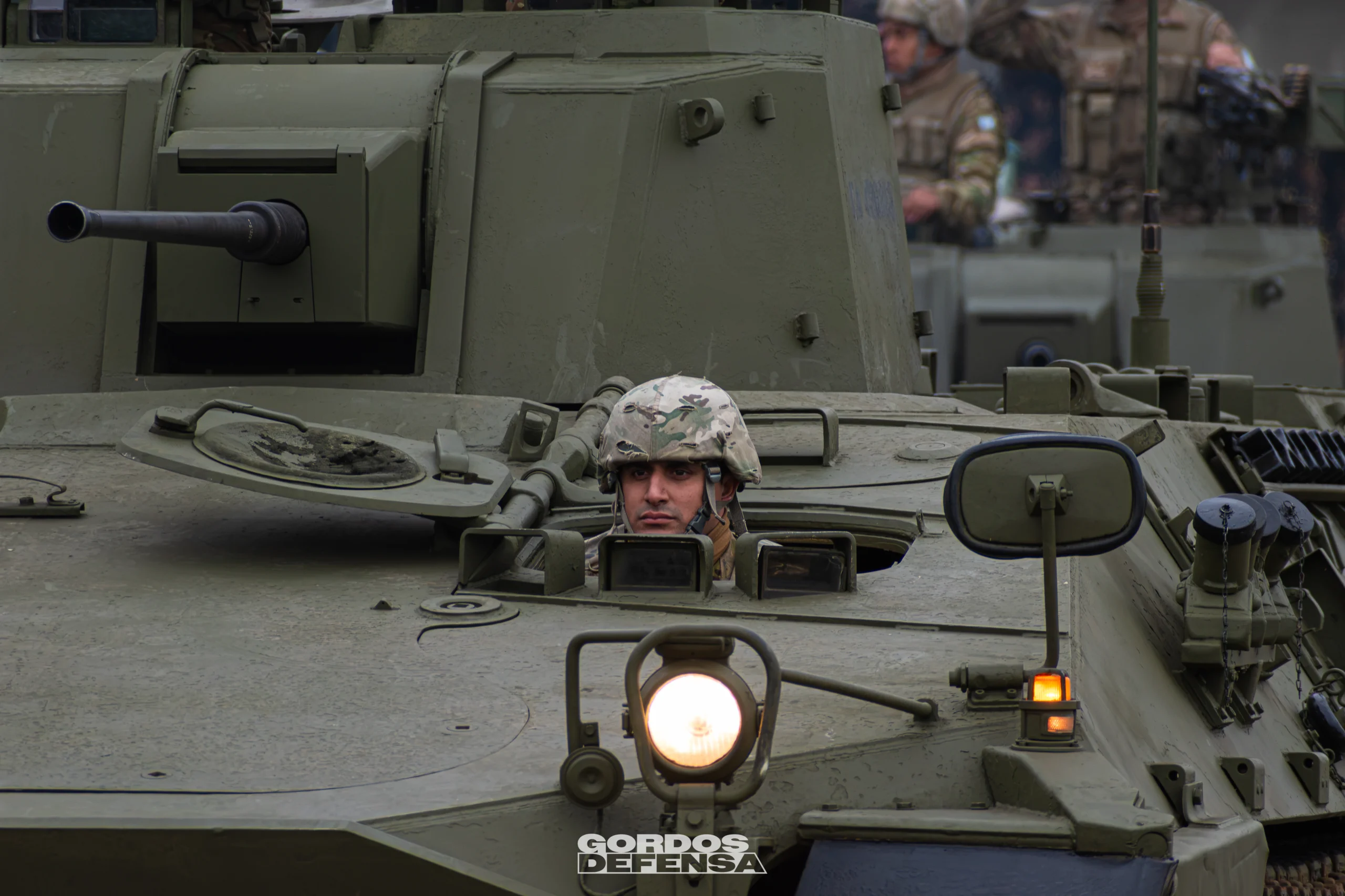 Conductor de un VCTP TAM asomado por la escotilla del blindado del Ejército Argentino