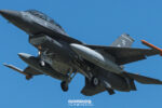 Caza F-16 de la Fuerza Aérea Argentina en vuelo con tren de aterrizaje desplegado, parte de la flota alcanzada por el contrato de sostenimiento de Lockheed Martin