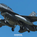 Caza F-16 de la Fuerza Aérea Argentina en vuelo con tren de aterrizaje desplegado, parte de la flota alcanzada por el contrato de sostenimiento de Lockheed Martin