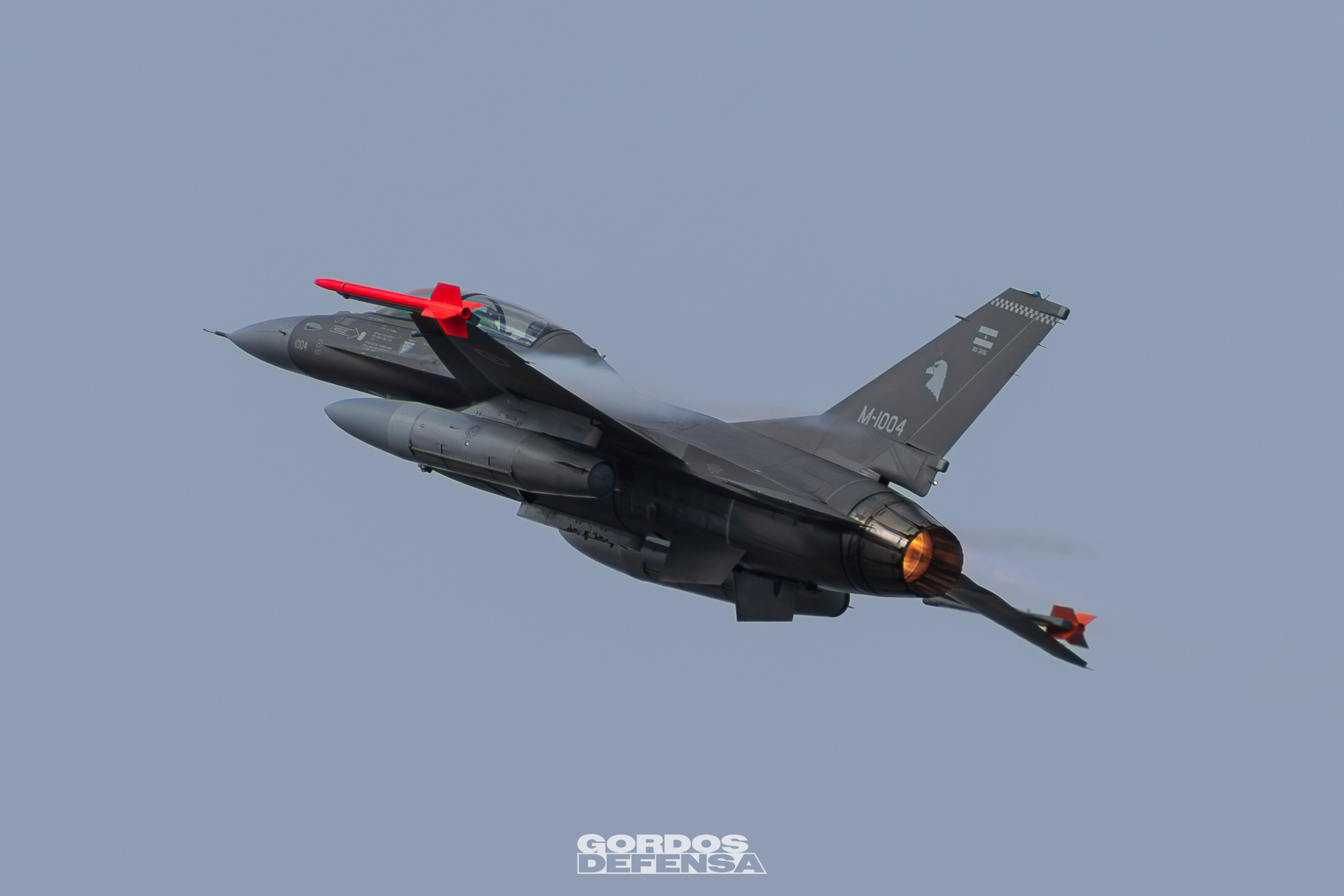 Caza F-16 de la Fuerza Aérea Argentina en vuelo durante un entrenamiento en Morón