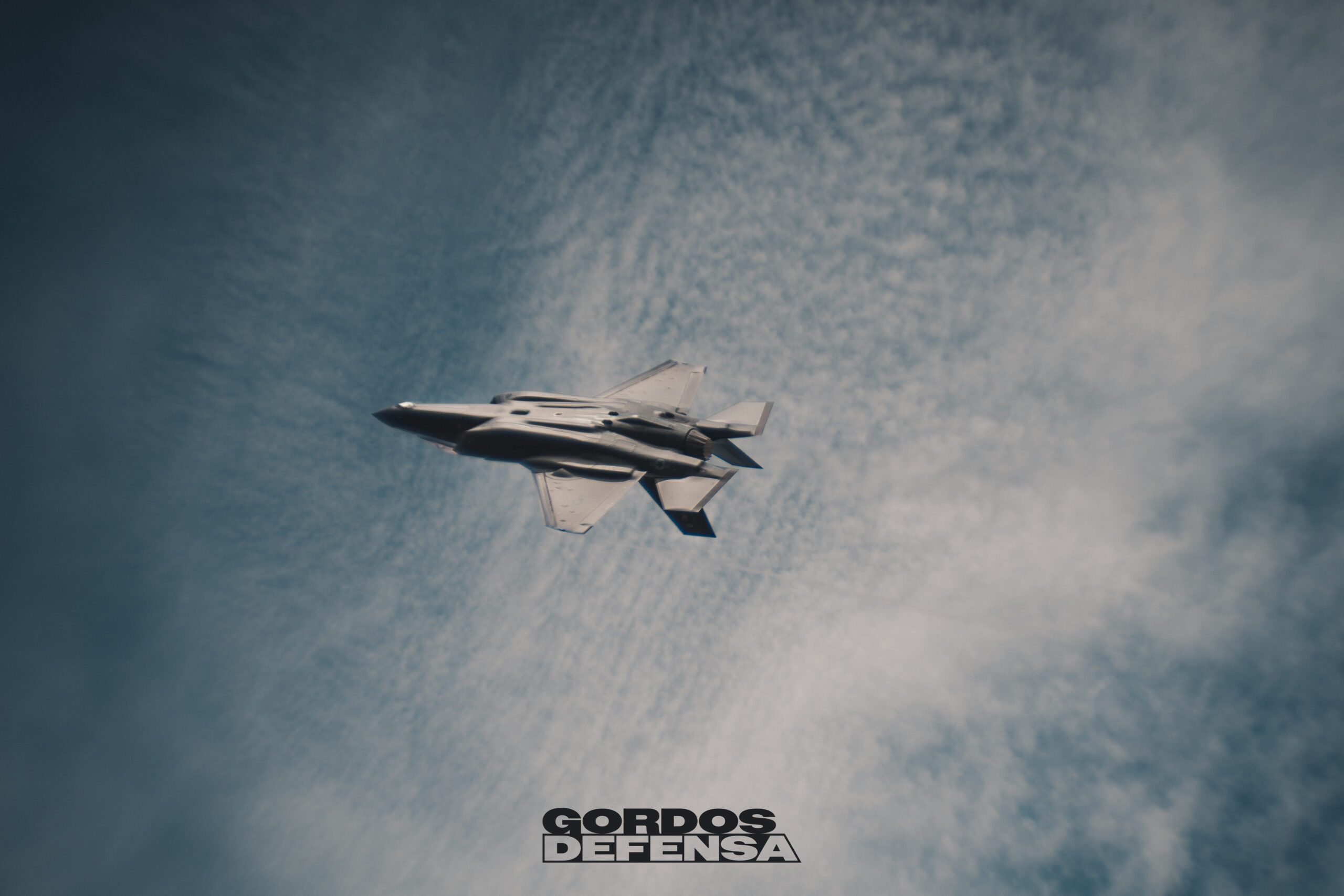 Caza F-35 Lightning II en vuelo mostrando su cara inferior durante FIDAE