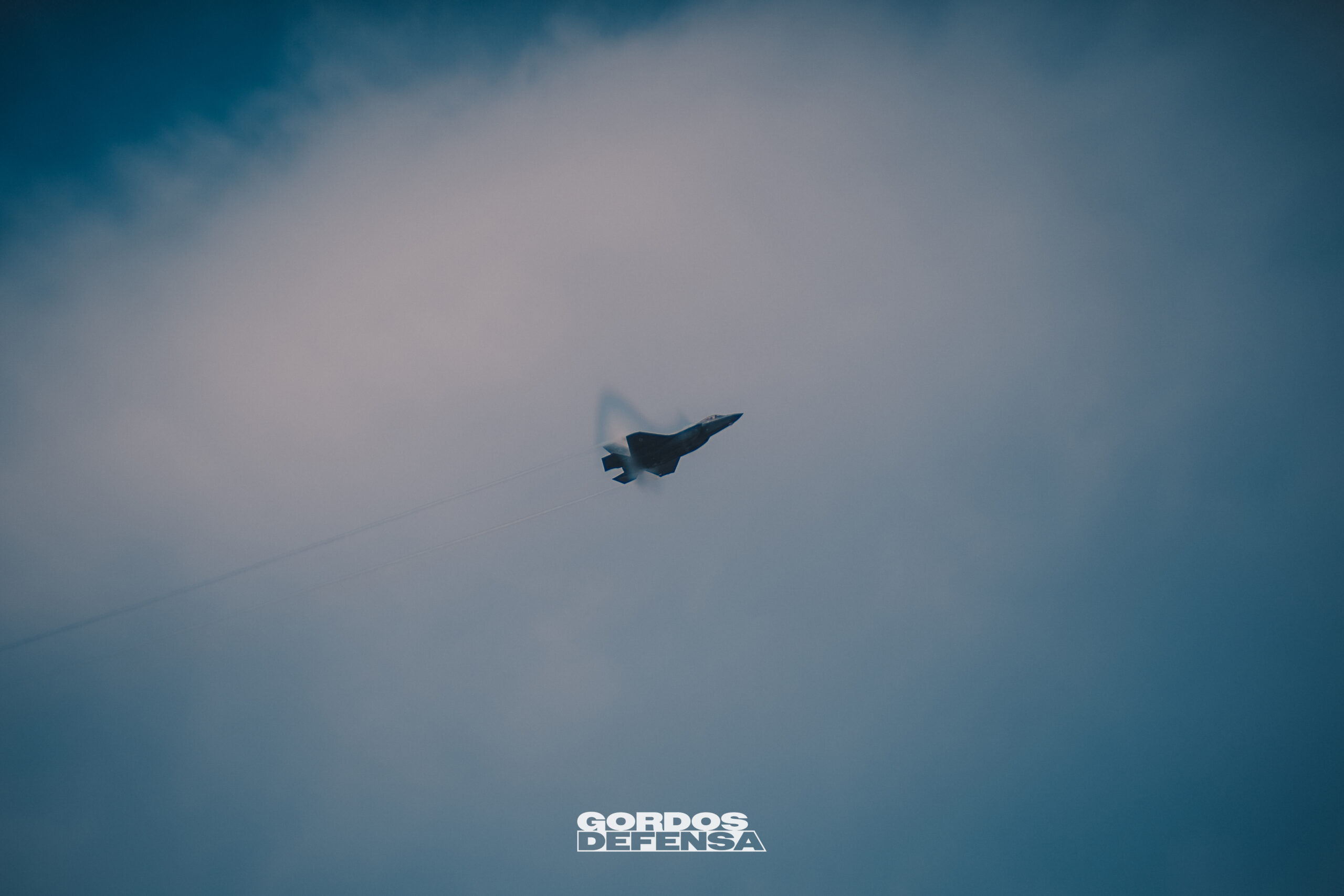 Caza F-35 Lightning II en vuelo con halo de vapor, en fotografía militar de autor