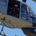 Helicóptero AS-555 Fennec de la Aviación Naval Argentina en vuelo con artillero y ametralladora en la puerta lateral