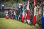 Delegaciones de fuerzas especiales formadas con sus banderas durante la ceremonia de Fuerzas Comando 2026 en Paraguay