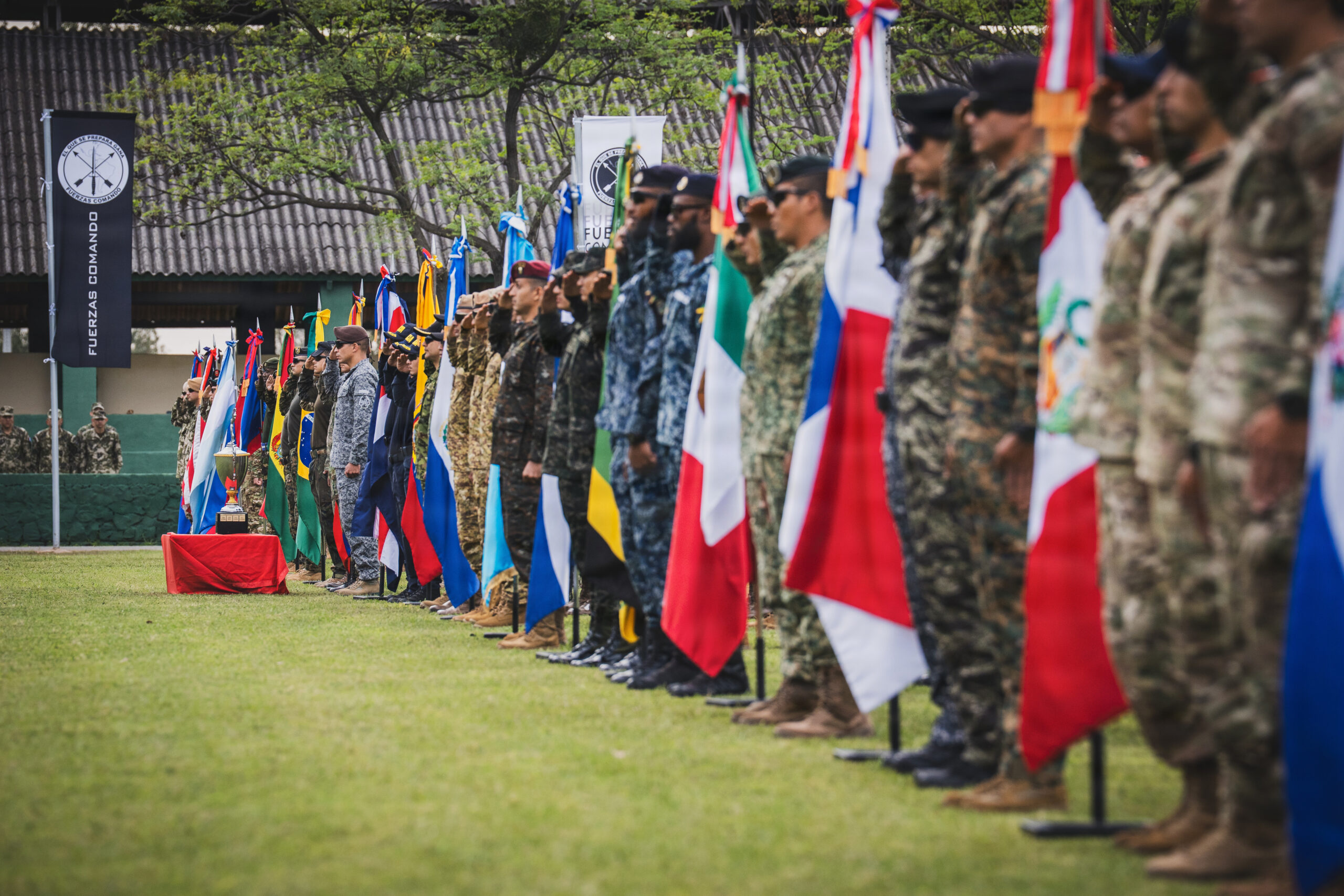 Delegaciones de fuerzas especiales formadas con sus banderas durante la ceremonia de Fuerzas Comando 2026 en Paraguay