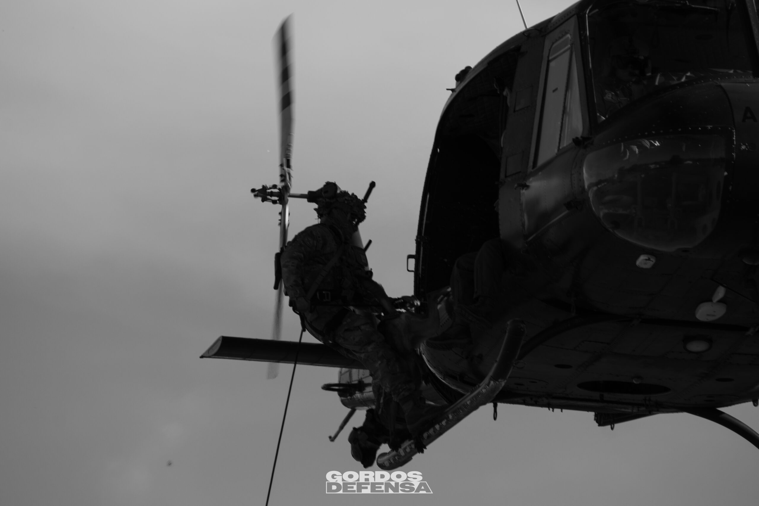 Guía K9 desciende por soga con su perro desde un helicóptero UH-1H Huey II durante una demostración