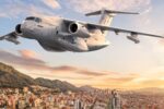 Render del Embraer KC-390 con distintivos de la Fuerza Aeroespacial Colombiana en vuelo sobre Bogotá, con pods de reabastecimiento bajo las alas.