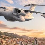 Render del Embraer KC-390 con distintivos de la Fuerza Aeroespacial Colombiana en vuelo sobre Bogotá, con pods de reabastecimiento bajo las alas.