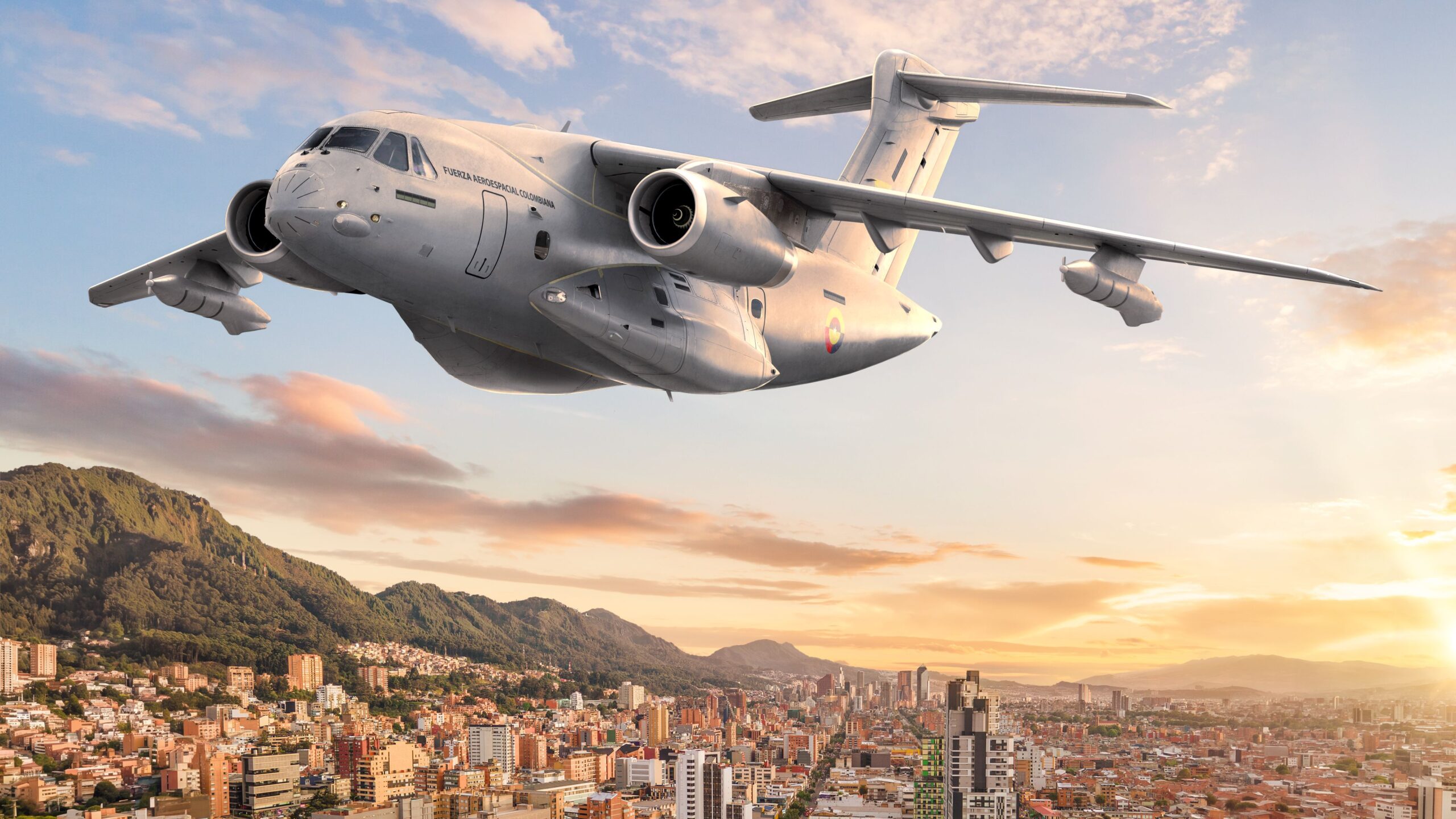 Render del Embraer KC-390 con distintivos de la Fuerza Aeroespacial Colombiana en vuelo sobre Bogotá, con pods de reabastecimiento bajo las alas.