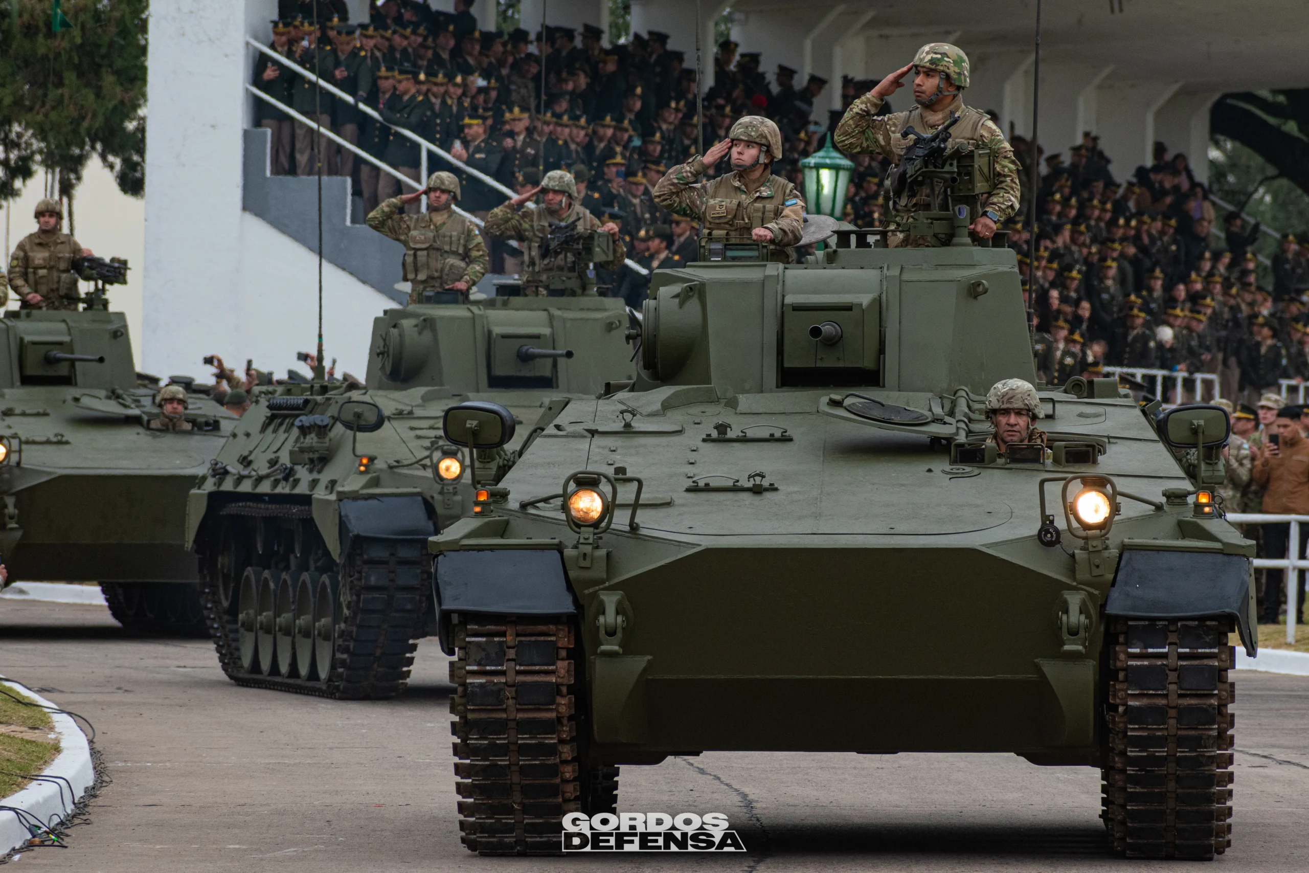 Vehículos de Combate Transporte de Personal VCTP de la familia TAM del Ejército Argentino en desfile