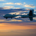 MQ-9A Reaper de General Atomics en vuelo al atardecer, imagen referencial