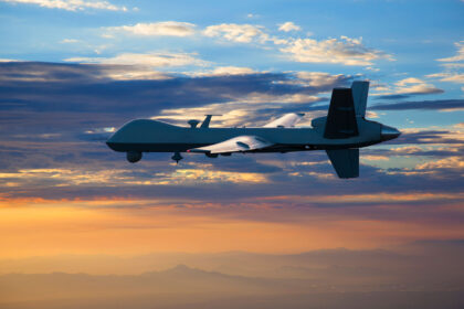 MQ-9A Reaper de General Atomics en vuelo al atardecer, imagen referencial
